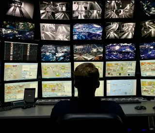 Mann vor Monitoren Unsplash